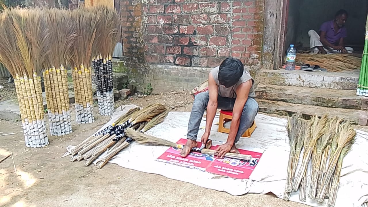 সৈয়দপুরে সাজুর ঝাড়ু কারখানা, কর্মসংস্থান ১০ জনের; রপ্তানির স্বপ্ন
